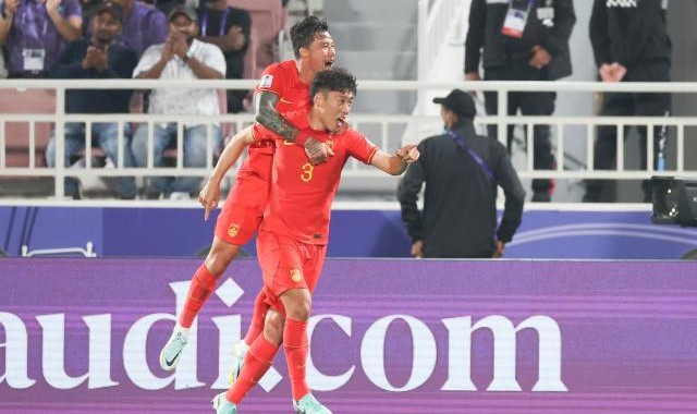 弃办亚洲杯国足来还债？扬科纠错后破门却遭吹掉