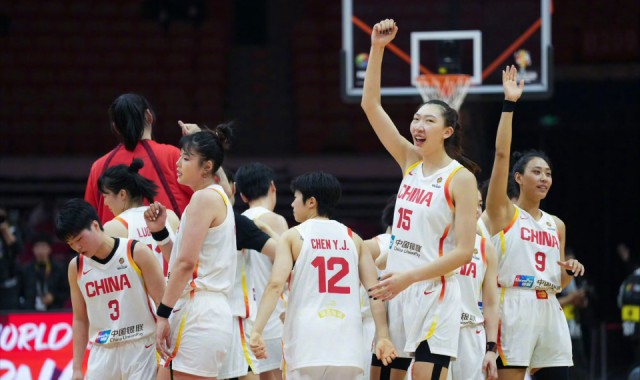 女篮开门红！3大中锋轰47分太无解 张子宇11分钟砍12+3手握5优势