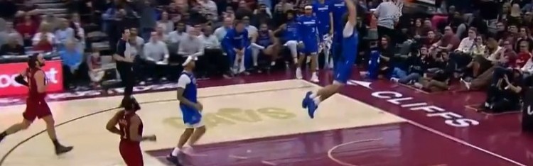 九游-终于秀一个！骑士失误被打反击 弗拉格快下1打0双手滑翔暴扣！