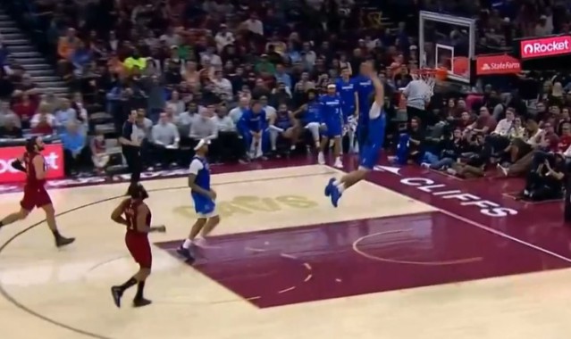 九游-终于秀一个！骑士失误被打反击 弗拉格快下1打0双手滑翔暴扣！